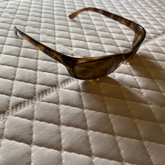 Used Ray bans (Rb4115) - Picture 2 of 3